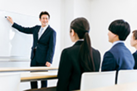 大阪経済法科大学 市役所訪問など実際の公務の現場にふれる機会も多数。本格的な試験対策も実施する「公務員特別演習」。