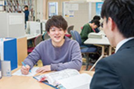 大阪工業大学 2023年3月卒業生の法学系学部での実就職率が97.1％で全国第2位に。(卒業者数136名・大学通信調べ)手厚い支援で学生を支えます