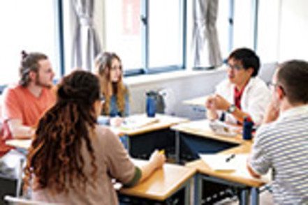 関西外国語大学 キャンパス内では、留学生やネイティブの教員と日常的にふれ合うことができ、日々語学力を磨ける環境です