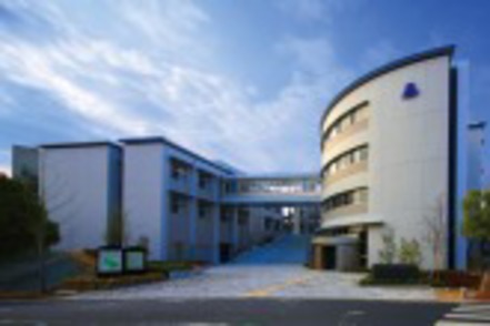 関西大学 ゼミ活動の拠点となる演習室が各ゼミに１室用意されている「情報演習棟」