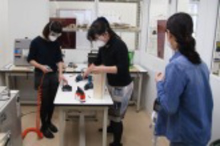 関西大学 3Dプリンタ、UVプリンタ等を備えた「MonoLab（総情工房）」（写真は木工講習会の様子）