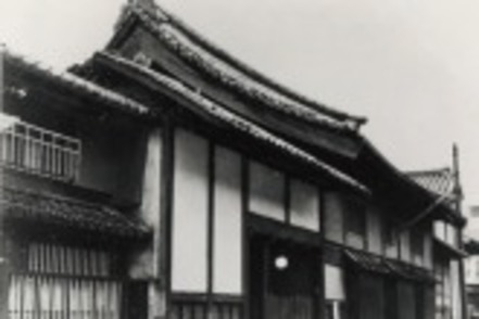 関西大学 明治19年（1886年）、関西大学の前身である関西法律学校が開校された「願宗寺」