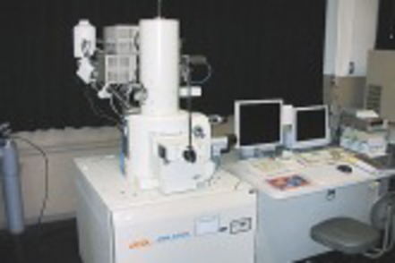 関西大学 ナノサイズ（10億分の1メートル）を観察できる電子顕微鏡。高度な研究を可能にする最新の設備を備えています