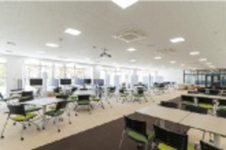 摂南大学 アクティブ・ラーニングの授業やディスカッションスペース、憩いの場として使用できる「ラーニング・コモンズ」