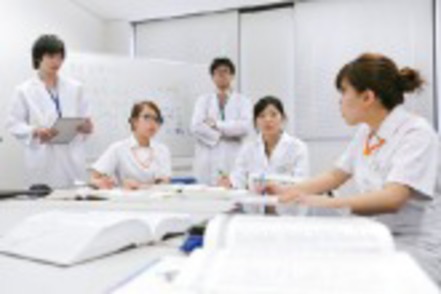 摂南大学 「チーム医療はチーム教育から」をキーワードに看護学部の学生と合同演習を実施しています。