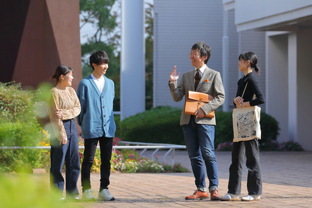 北九州市立大学 学部の特色である「少人数」教育。学生と教員とが濃密な時間を共有する数多くの演習科目（ゼミナール）があります。