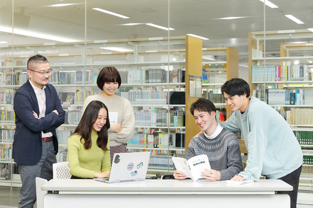 北九州市立大学 文学部では専門分野のテーマに関するグループ討論、プレゼンテーションなど、アクティブラーニングを実施しています。
