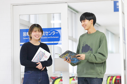 北九州市立大学 国際関係学科は外国語学部に設置された利点を生かし、外国語科目を質・量ともに充実させています。