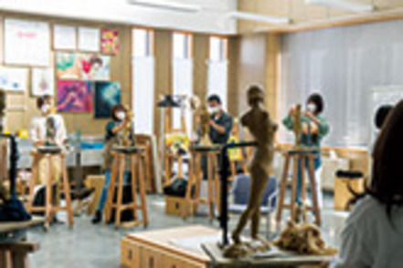 秋田公立美術大学 「彫塑彫刻表現」モデルを見ながら粘土で塑像を作成しテラコッタ技法で作品を完成させる