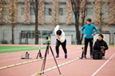 立正大学 最新鋭の計測機器を活用して、陸上競技や野球のプロ選手をデータサイエンスで支援。学生も本プロジェクトに参加しています。