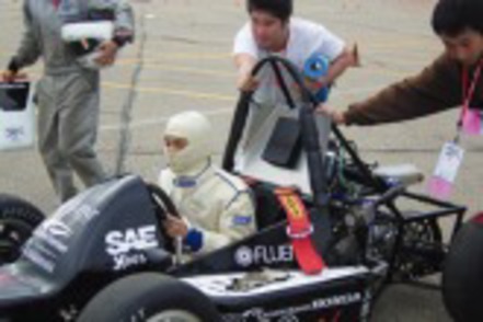 国士舘大学 理工学部では、学生向けレーシングカーのコンペティションに参加しています