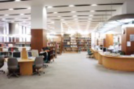 国士舘大学 中央図書館。各紙のニュースをチェックできる新聞コーナーもあります