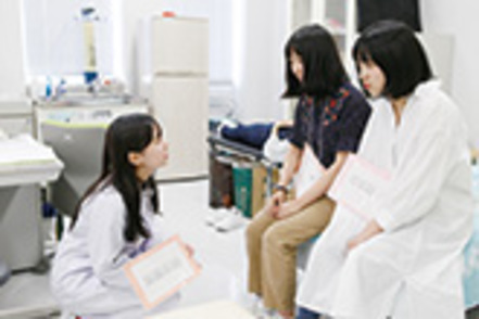 名古屋学芸大学 保健室を再現した「学校保健実習室」で、養護教諭の日常業務をシミュレーション。