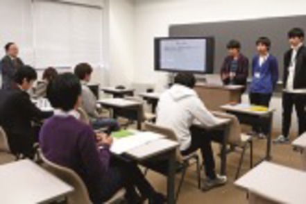 名古屋学院大学 1年次から4年次まで少人数体制でのゼミ活動があり、議論を交わし合う中で実践力を高め研究内容を深めます。