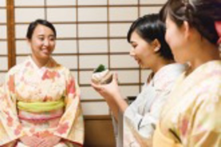 甲南女子大学 【日本語日本文化学科】観光産業の職務や歴史を知り、「おもてなしの心」の重要性を実践的に学びます。