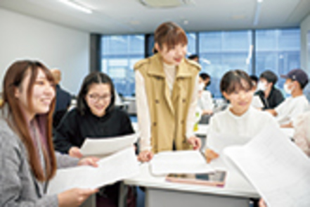 京都産業大学 少人数クラスで進めるゼミを2年次から開始。3年にわたるゼミ活動の時間を確保し、興味のある研究テーマを掘り下げる
