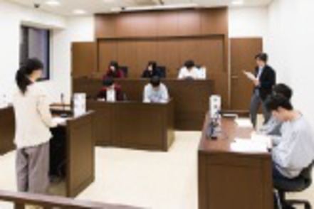 京都産業大学 模擬裁判を行える法廷教室を完備。実際の裁判を素材にその過程を検証する授業もある