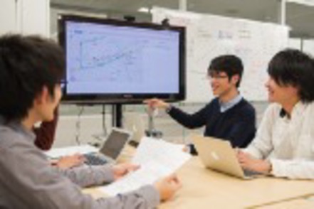 京都産業大学 教員1人に対し学生約5人。少人数教育によるきめ細かな指導を行っている