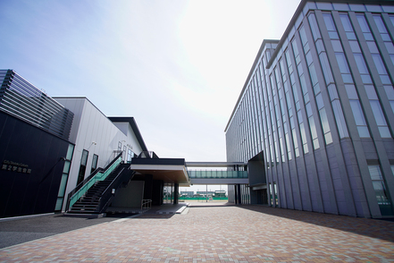 岐阜聖徳学園大学 羽島キャンパス9号館。最新の設備を完備し、多様な看護ニーズに応える実践力を養成します。