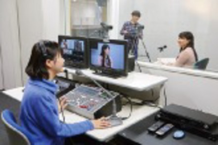 東海学園大学 本格的な編集機材を備えたスタジオやマンガ制作室など各領域の専門施設を完備しています。
