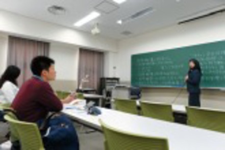関西学院大学 「国際法基礎」の講義では、新聞記事や視聴覚教材なども利用し、世界の諸問題を学びます