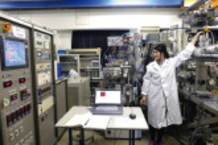 関西学院大学 各研究室では最先端の実験設備が整えられています。（写真は電気電子応用工学課程工学科の金子研究室の様子）