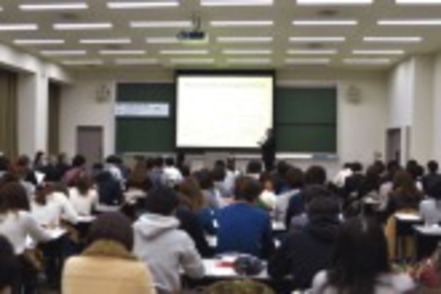 関西学院大学 ビジネスの現場で活躍する講師を招き、キャリアにつながる生きた情報を得る「商学部学術講演会」を実施しています