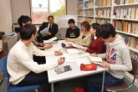 関西学院大学 少人数制で進められるゼミでは、それぞれの研究に対して教員・学生が意見を交換します