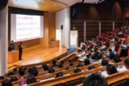 中京大学 毎年、官公庁や民間企業の企画担当者を審査員として招き、ゼミの研究を発表する『総合政策プロジェクト研究』報告会を開催