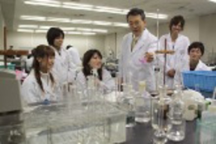 同志社大学 「化学工学」という言葉を日本で最初に用いたのは下村第6代総長。その伝統を継承している