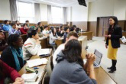 立命館アジア太平洋大学 国際経営学部の授業風景。国際学生と国内学生が真剣に議論を交わし合います