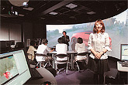 立命館大学 仮想空間をリアルに体験できる「インタラクティブラボ」。120度の視野角の巨大スクリーンを設置