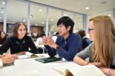 龍谷大学 マルチリンガルスタジオは、ネイティブスピーカー等と様々な言語の実践練習を行い、語学力を高める