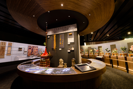 國學院大學 國學院大學博物館の神道展示室では、祭礼の場を彩る神宝・神輿などを展示しています。