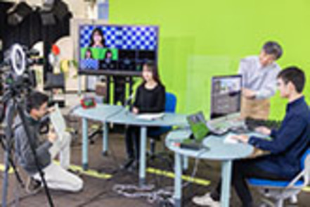 東京情報大学 キャンパスにある本格的スタジオでテレビ番組や映画制作にも挑戦。