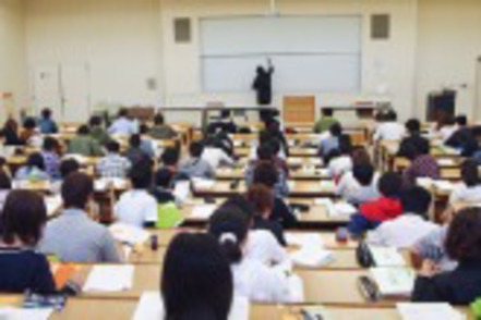 関東学院大学 法律の知識を活かせる職業に就きたい人には、課外講座として「法職講座」が用意されています。
