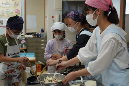 関東学院大学 横浜市内の小学校の調理実習に参加しました。