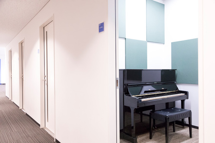 東京成徳大学 30室あるピアノ室は授業だけでなく、授業の空き時間に練習用としても活用することができ、ピアノ力向上をはかれます