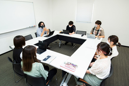東京成徳大学 1年次からクラス単位の少人数授業を展開。講義を受講するだけでなく、学生自ら発信する場を多く設けています