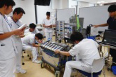神奈川工科大学 【臨床工学科】実際の医療現場でも用いられる機器が多く揃っています