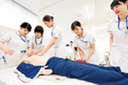 日本福祉大学 あらゆる看護ニーズに対応できる力を養うために、地域の高度医療機関との連携による実習を充実