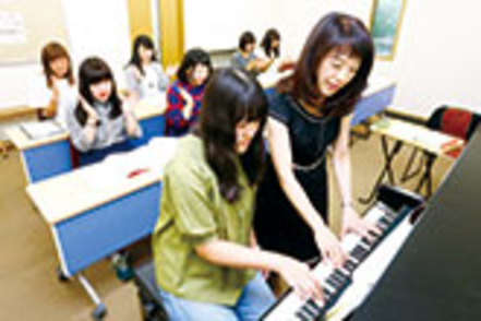 聖徳大学 ピアノの授業は個人レッスン。いつでも利用できる個室のピアノ練習室は155室あります。