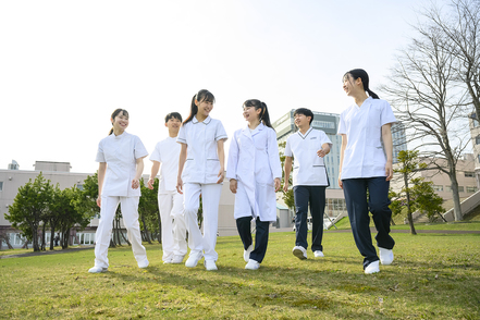 北海道医療大学 様々な職種をめざす仲間とのコミュニケーションにより、幅広い視野で物事を捉えられるように。