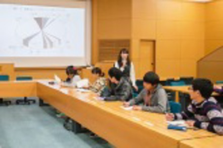 大阪学院大学 基礎から専門領域まで生きたビジネス社会を体系的に学びます。