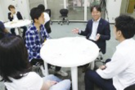 大阪学院大学 「社長直伝プログラム」では、卒業生の経営者と学生との間で活発な対話が展開されます。