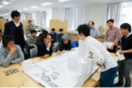 千葉工業大学 先生方の前でプレゼンテーションをする建築設計の授業風景