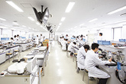 京都先端科学大学 120人収容の大実験室を3室設けるなど、充実の施設のもと実験・実習に取り組みます