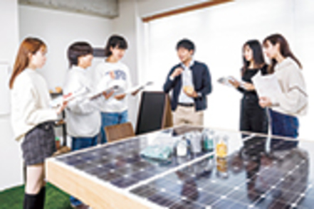 阪南大学 三木ゼミでは、国内外の企業活動を知り、調査や提案を行うことで企業目線の思考力を育成。