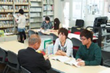 大阪大谷大学 教職教育センターには、教職経験豊かな教員が常駐し、いつでも相談ができます