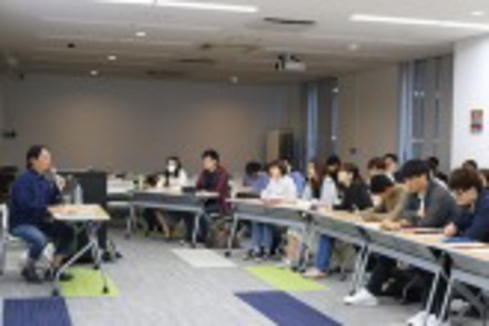 甲南大学 経済学部の特長であるプロジェクト型授業では、提示されるさまざまな社会課題に対して、学生が自ら考えた解決策を提案します。